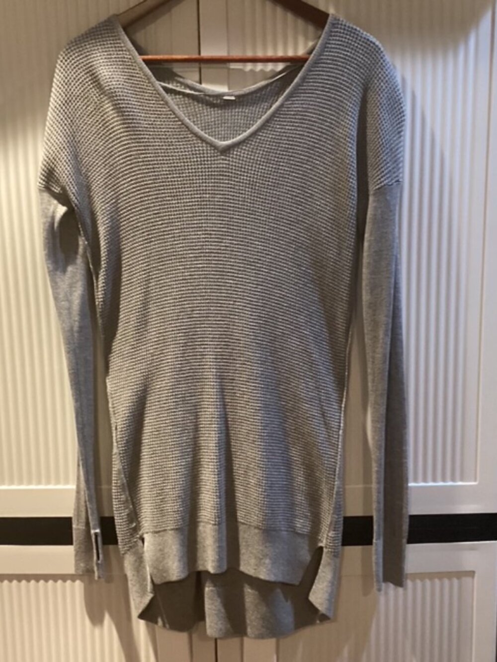 Lululemon "The Sweater Life" Pullover Size Relaxed M/L Gray V Neck Thumb Holes